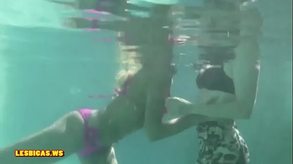 Grosses Pictoa Filles Embrassant Belle Dans La Piscine vidéos chaleureuses