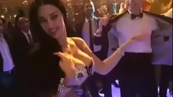 Grote Sofinar Safinaz Hot belly dancer huge tits warme video's