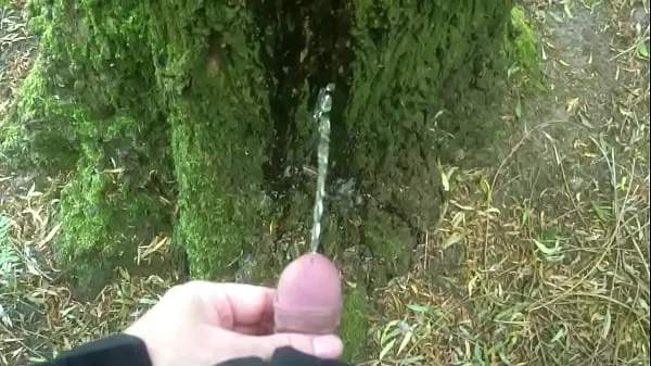 Grandi Man pissing on a treevideo calorosi