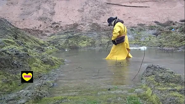 Μεγάλα Wearing Rainwear ζεστά βίντεο