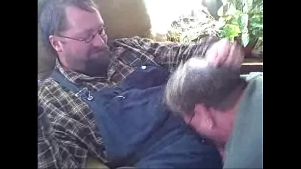 Большие Cigar Daddy Top Gets His Cock Sucked by Old Man теплые видео