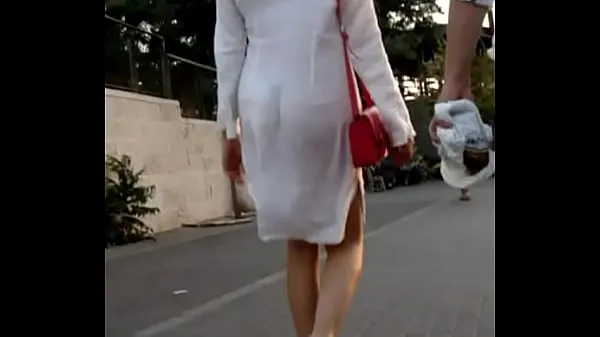 Grandes Mujer en vestido casi transparentevídeos cálidos