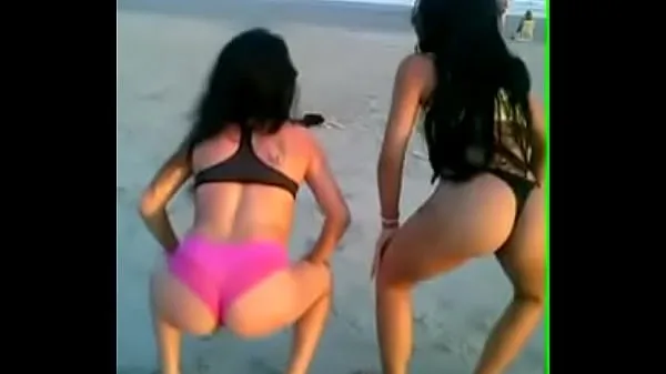 Store Young Hot Girls Dancing Funk in Bikini on the Beach varme videoer