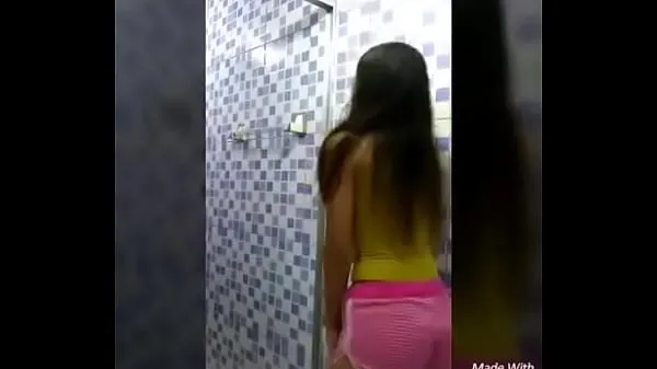 Nagy young girl dancing in the bathroom meleg videók