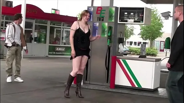 Grandi Very pregnant girl fucked by 2 guys at a public gas station gang bang threesomevideo calorosi