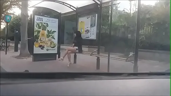 Grote bitch at a bus stop warme video's