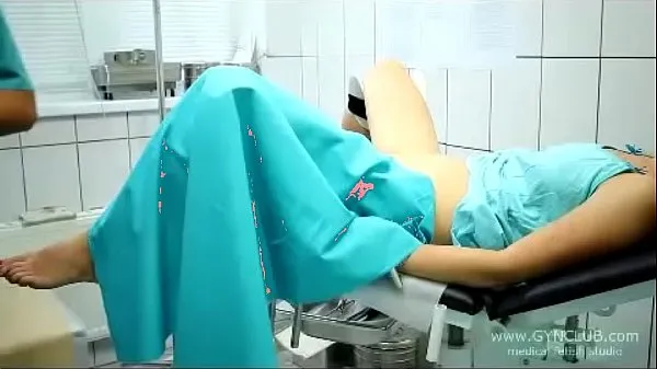Grote beautiful girl on a gynecological chair (33 warme video's