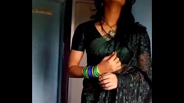大 Crossdresser in green saree 温暖的视频