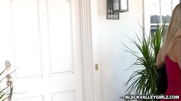 Big Hot ebony babe Julie Kay likes her new neighbor and went to his opened the door with his cock pointed towards Julie and she start sucking his huge white dick warm Videos