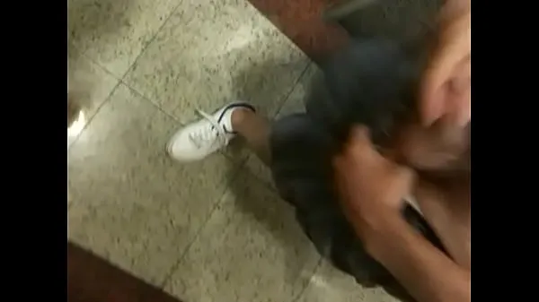 Grandes Captando a ROLA GROSSA en el baño del centro comercial de São Paulovídeos cálidos