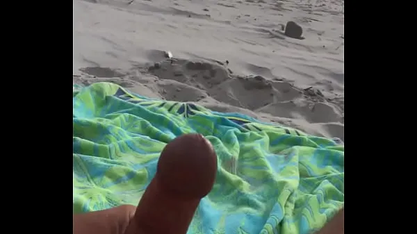 Grandi Throbing cock masterbate at a public beachvideo calorosi