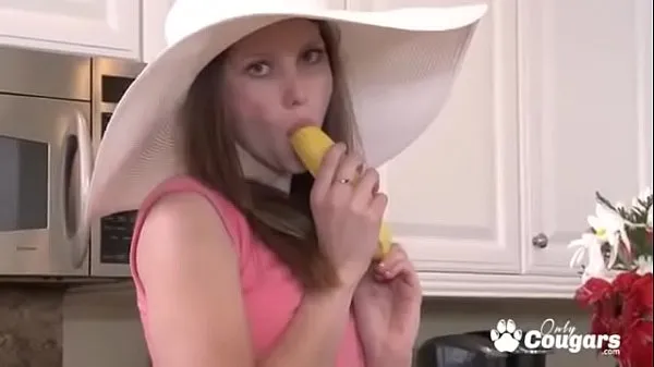 大 Shae Snow Sucks On A Bannana 温暖的视频