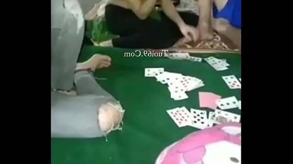 Grandes Hermosa chica con grandes pechos juega a las cartas y se quita la ropavídeos cálidos