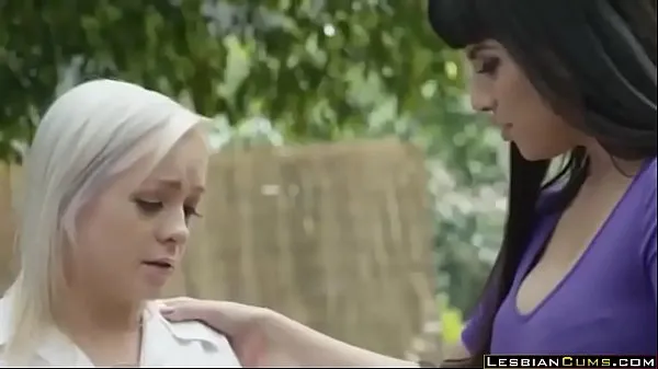 Большие Mercedes Carrera лесбиянка трахается на улице с Cleo теплые видео