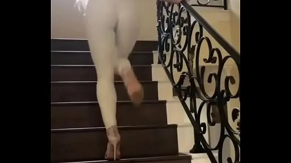 Grandes Tess Kielhamer walking on the stairs [EXTENTEDvídeos cálidos