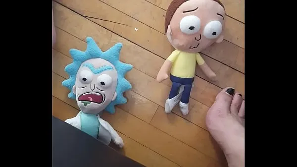 大 Giantess Tramples and Crushes 2 Tiny Men (Rick and Morty Plush 温暖的视频