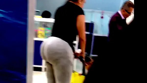 Grote Creepshots a big ass Colombian milf in Leggings warme video's