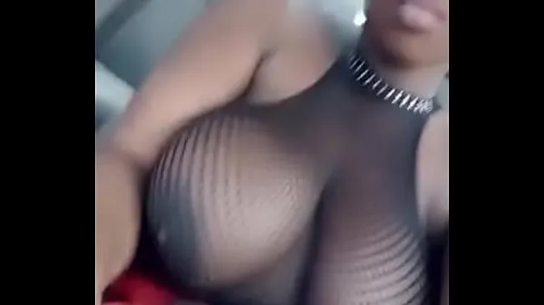 Grosses Sexy Chick Montrant Ses énormes Seins vidéos chaleureuses