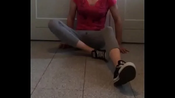 Große Sissy in Leggings und Turnschuhen spieltwarme Videos