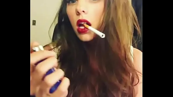 วิดีโอยอดนิยม Hot girl with sexy red lips รายการใหญ่