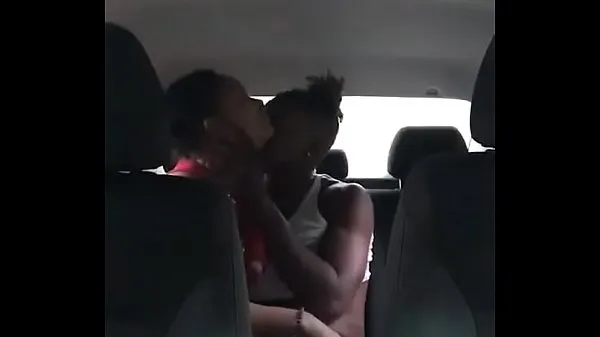 Grosses Putain Handsomedevan dans la voiture vidéos chaleureuses