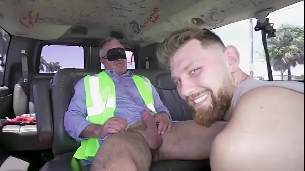 Büyük BAITBUS - Mature Straight Guy Goes Gay For Pay In A Van With Strangers sıcak Videolar