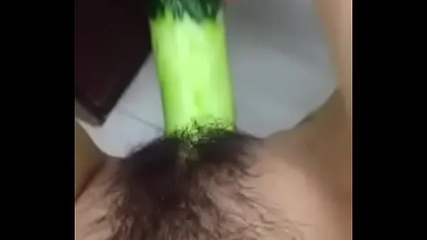 Grote Teen Having Fun with a Cucumber warme video's