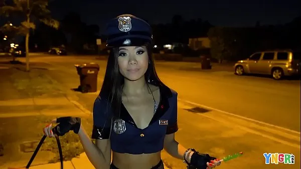 Grandes YNGR - Asian Teen Vina Sky fodida no Halloween vídeos calorosos