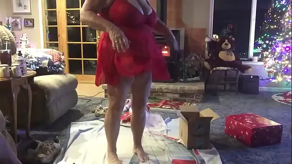 Stora Wife opening a Christmas present 2019 varma videor