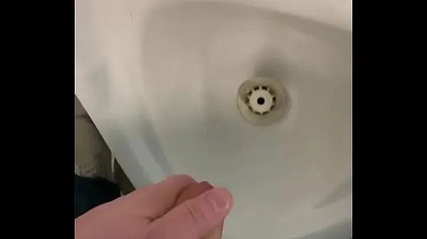 Große Ein riskantes Wichsen in öffentlichen Toiletten habenwarme Videos