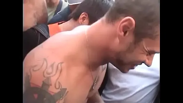 Veľké sucking some juicy cocks in public teplé videá