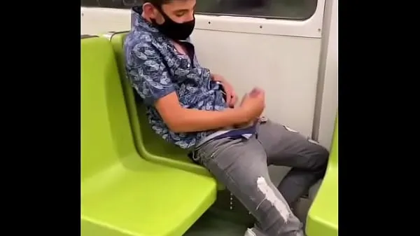 Grandes Mascara pajeandose en el metrovídeos cálidos