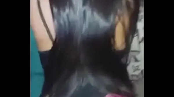 Grandes Chica joven dando culo en el sofávídeos cálidos