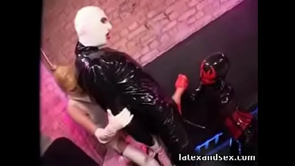 Grote Latex Angel and latex demon group fetish warme video's