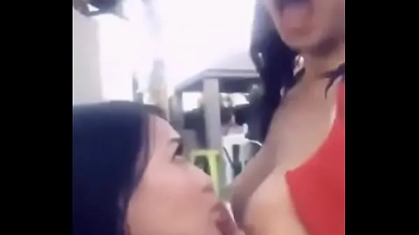 Grandes Chicas fiesteras descansando junto a la piscinavídeos cálidos