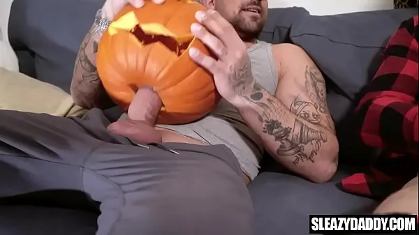 Большие DadCreep - отчим и пасынок трахают тыквы на Хэллоуин теплые видео