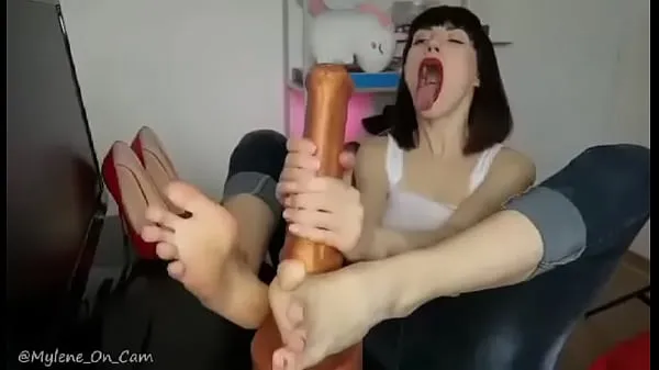 Grandes Chica caliente le da a horsedildo una paja de piesvídeos cálidos