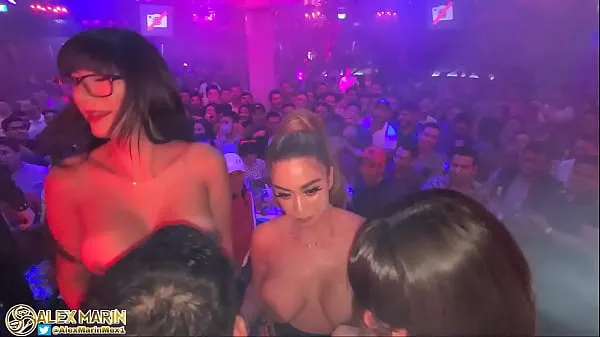 Große Sie saugen mich ab, bevor sie eine Show in einer Bar in Chiapas gebenwarme Videos