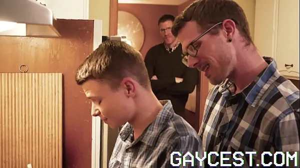 Grosses GAYCEST - Little Austin Young banged by daddy in wild threeway vidéos chaleureuses