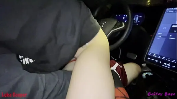 Большие Трахаю горячую тинку на свидании с Tinder в моей машине, за рулем автопилота Tesla теплые видео