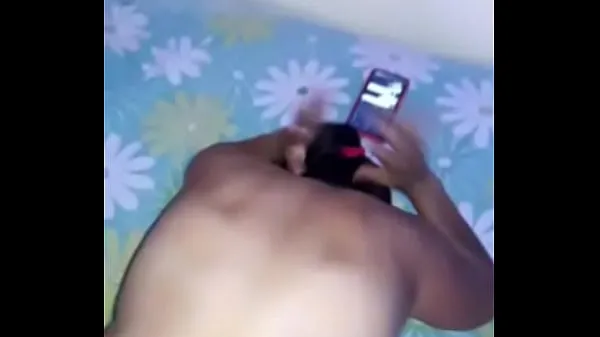 Grosses Je lui donne le cul pendant qu'il parle au téléphone vidéos chaleureuses