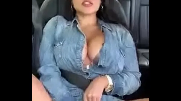 Stora Busty woman masturbates in the car varma videor