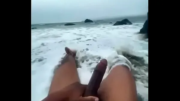 Grote BlacMartian stroking bare ass on nude beach warme video's