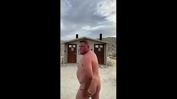 Grandi Nudo in un bagno pubblico sulla spiaggiavideo calorosi