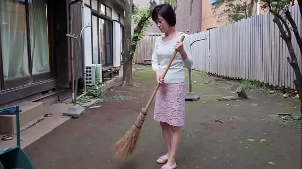 Grandes Noguchi respirou fundo com a visão fascinante. A casa de um amigo que veio brincar. Noguchi testemunha a mãe de sua amiga, Miyako, fazendo sexo por telefone. A cabeça de Noguchi, que foi voyeurizada com um smartphone, surge com uma id vídeos calorosos