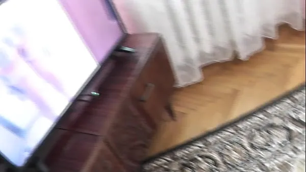 Grandi Il patrigno è entrato accidentalmente nella camera da letto e ha visto come Frina si masturba la figa e il clitoride a letto e ottiene una forte fica bagnata dell'orgasmo. Schizzarevideo calorosi