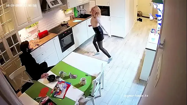 大きな踊っている女の子は台所でブロー＆ファックを取得します温かい動画
