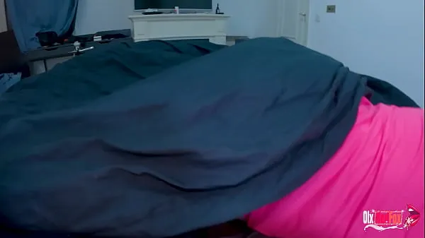 Grosses Belle-mère et beau-fils partagent un lit - Belle-mère se réveille en train de se masturber - POV, MILF, sexe en famille vidéos chaleureuses