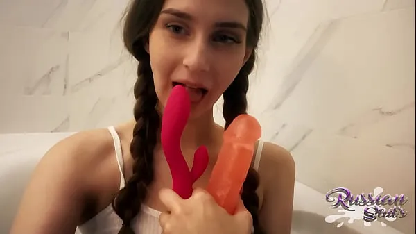 Velká Cute teen in wet top plays with two toys vřelá videa