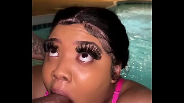 Grandes Sucking dick in the pool till gives me a facial vídeos calorosos